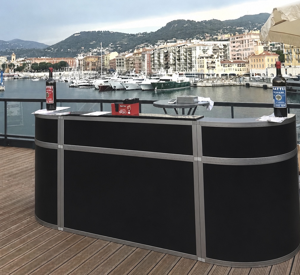 Bar mobile MixUp installé face au port de Nice