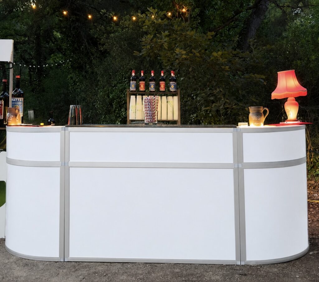 Bar mobile blanc MixUp installé en extérieur