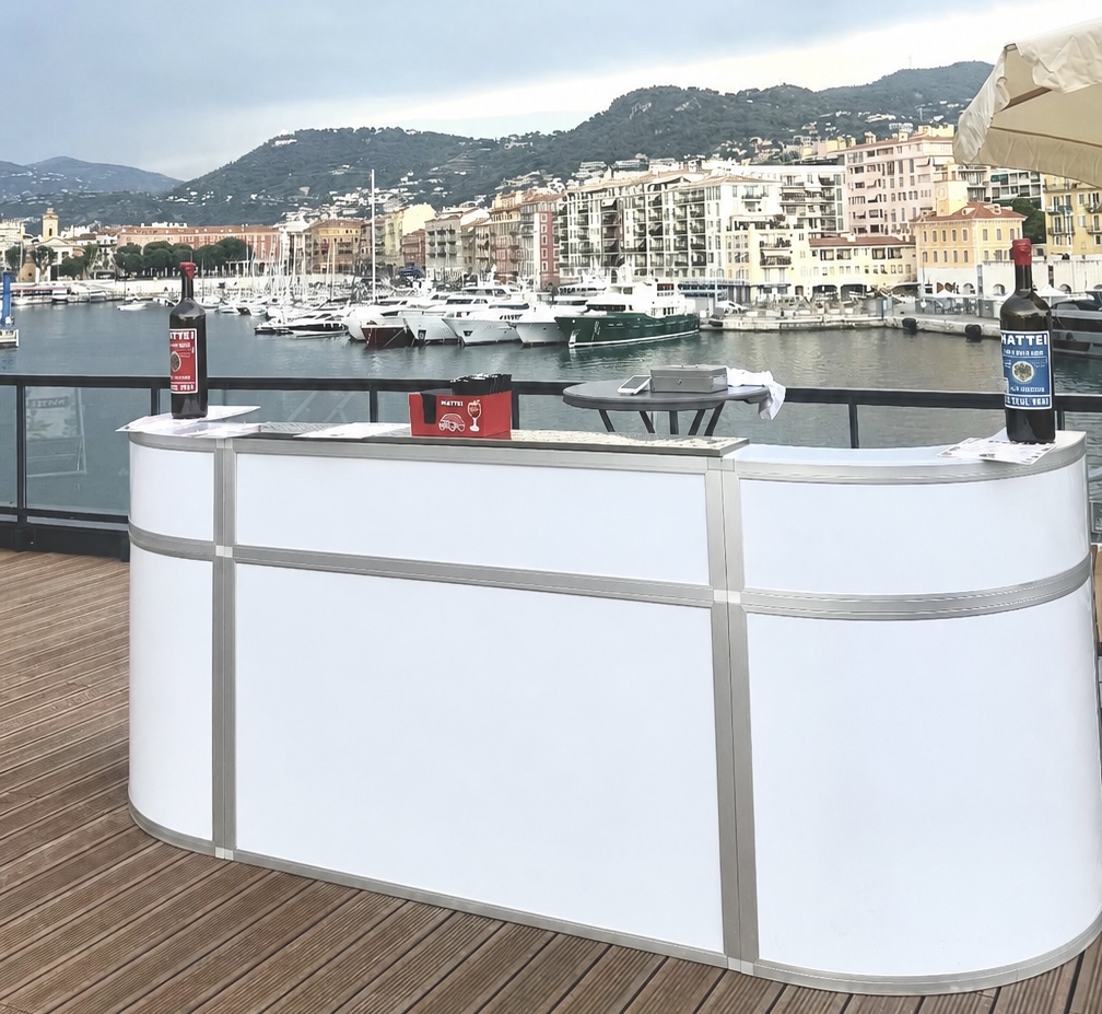 Bar événementiel mobile blanc MixUp avec vue sur le port de Nice